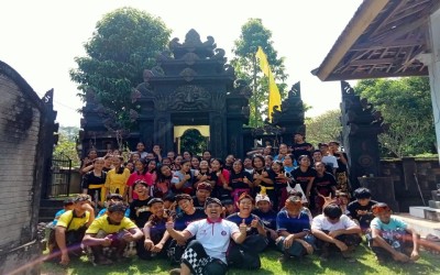 Wujud Cinta Lingkungan: Pendidikan Agama Hindu SMPN 2 Kandangan Bersih-Bersih Pura